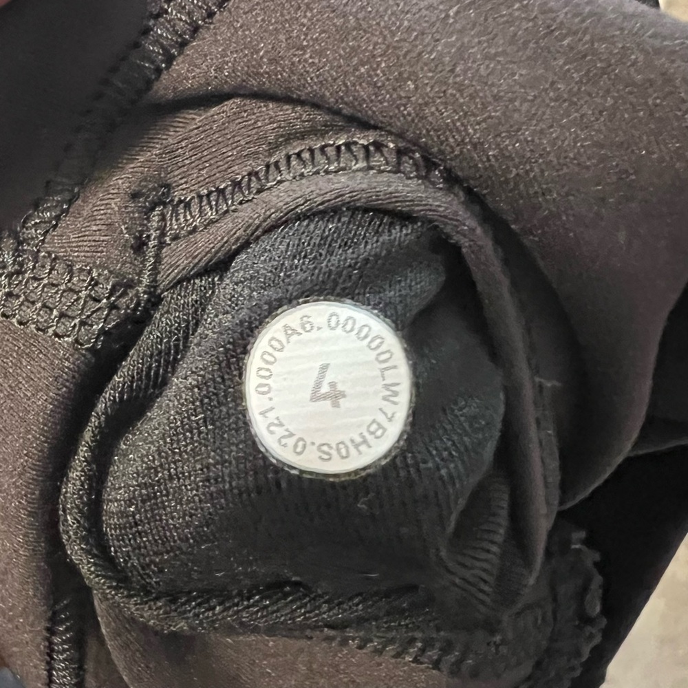 lululemon Wunder Train high rise shorts 6” - Picture 4 of 4